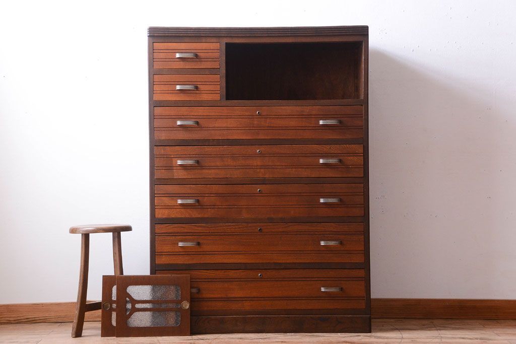 レトロ家具　昭和レトロ　ダイヤガラス入り!古い木製のアンティークチェスト