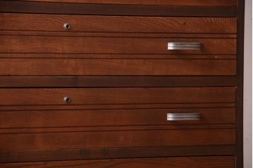 レトロ家具　昭和レトロ　ダイヤガラス入り!古い木製のアンティークチェスト