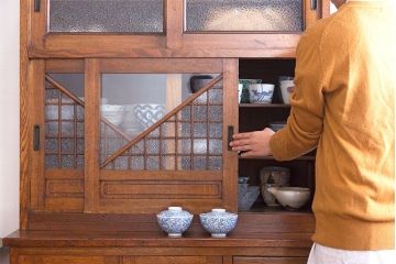 レトロ家具　昭和レトロ　古い楡材の上質なアンティーク食器棚(カップボード)