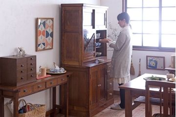 レトロ家具　昭和レトロ　古い楡材の上質なアンティーク食器棚(カップボード)