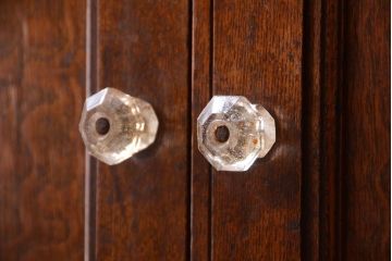 レトロ家具　昭和レトロ　古い楡材の上質なアンティーク食器棚(カップボード)