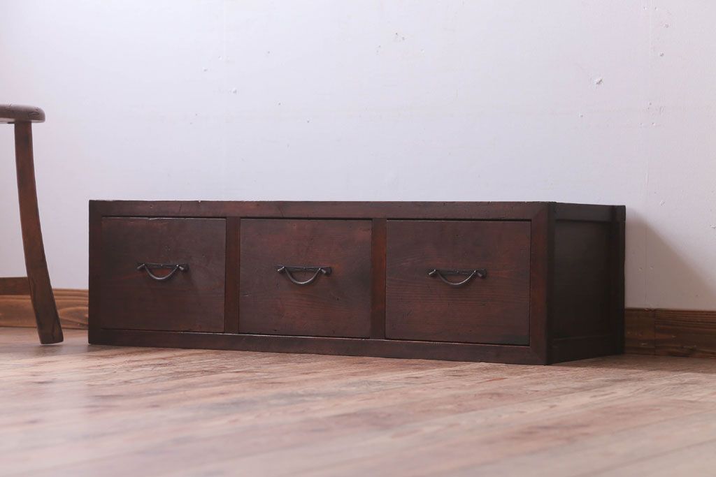 アンティーク家具　和製アンティーク　古い木製の3杯引き出しローボード