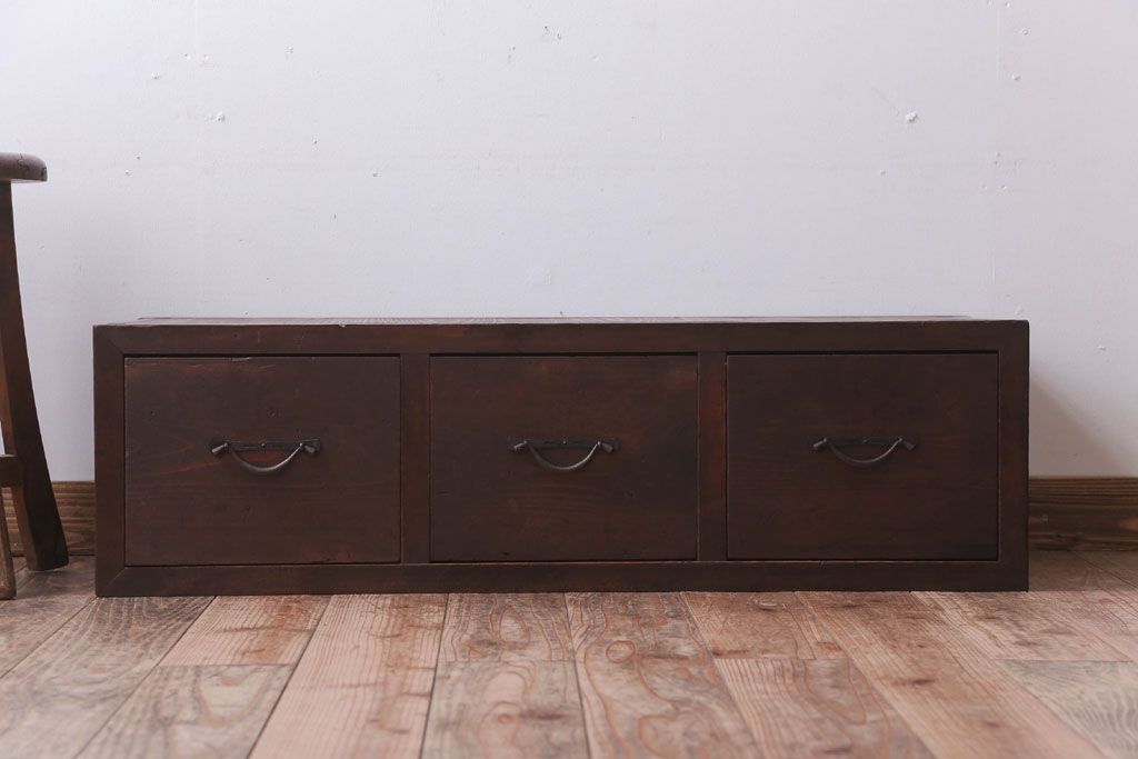 アンティーク家具　和製アンティーク　古い木製の3杯引き出しローボード