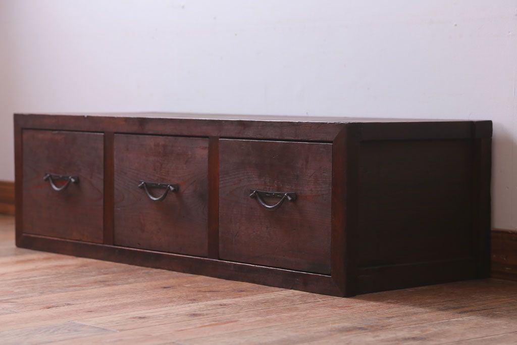 アンティーク家具　和製アンティーク　古い木製の3杯引き出しローボード