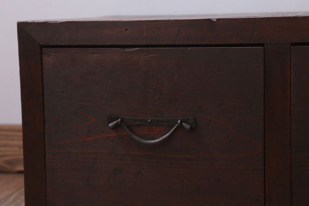アンティーク家具　和製アンティーク　古い木製の3杯引き出しローボード