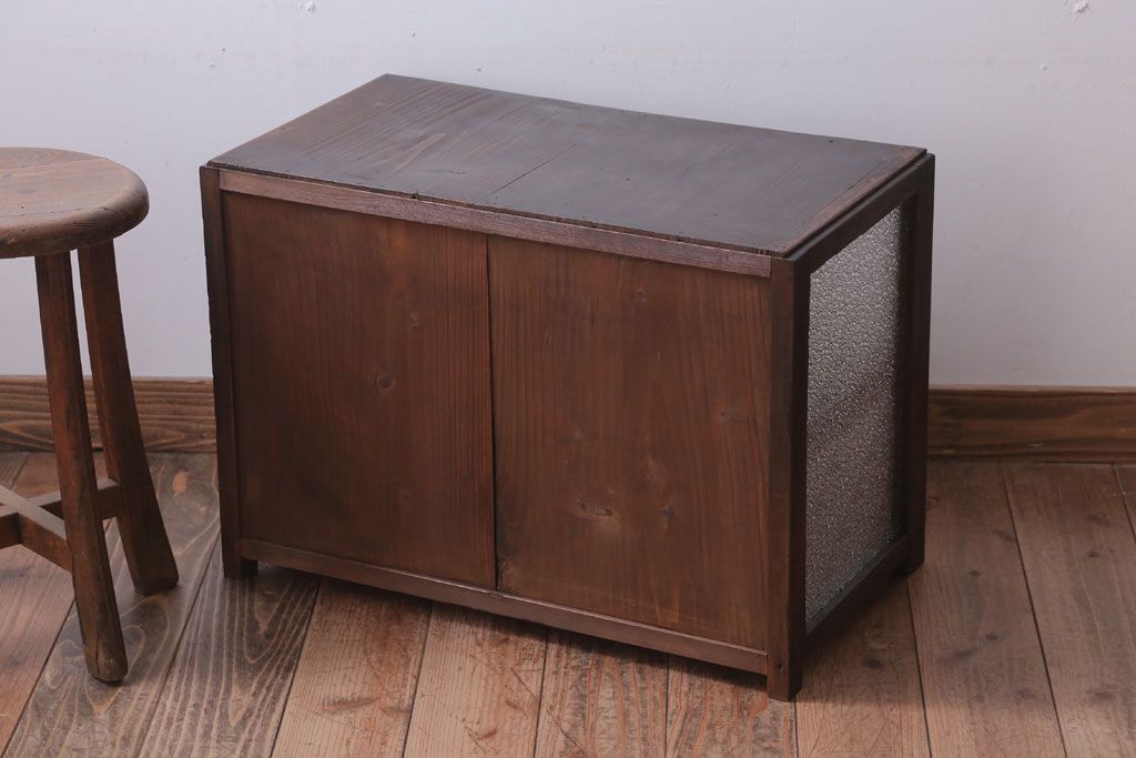 アンティーク家具　和製アンティーク　3面ダイヤガラス仕上げ!小ぶりな収納棚