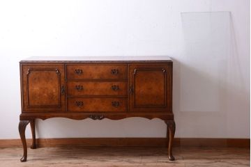 イギリスアンティーク　美品!ウォールナット材の高級猫脚サイドボード