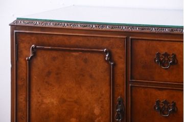 イギリスアンティーク　美品!ウォールナット材の高級猫脚サイドボード