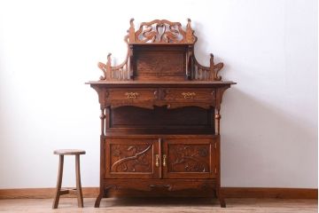 ヴィンテージ家具　イギリスビンテージ　高級品!オーク材の豪華なサイドボード