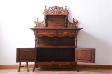 ヴィンテージ家具　イギリスビンテージ　高級品!オーク材の豪華なサイドボード