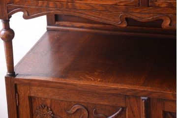 ヴィンテージ家具　イギリスビンテージ　高級品!オーク材の豪華なサイドボード
