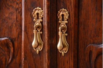 ヴィンテージ家具　イギリスビンテージ　高級品!オーク材の豪華なサイドボード