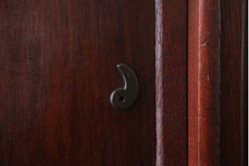 アンティーク家具　アンティーク　古い木製のシンプルな茶箪笥