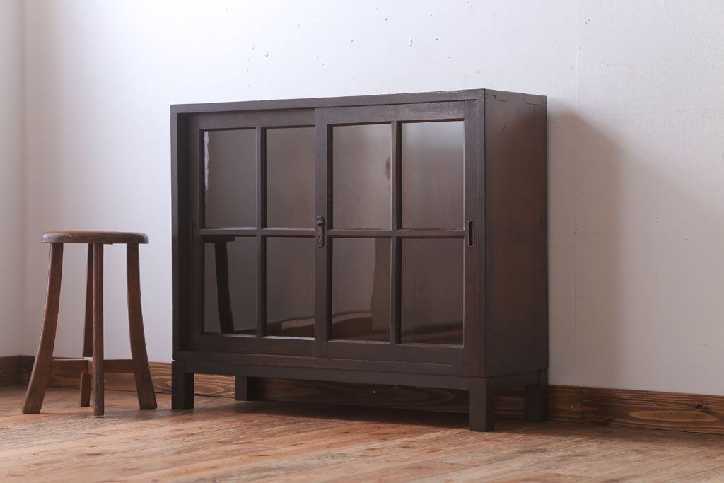 アンティーク家具　和製アンティーク　古いナラ材の小ぶりな脚付き収納棚