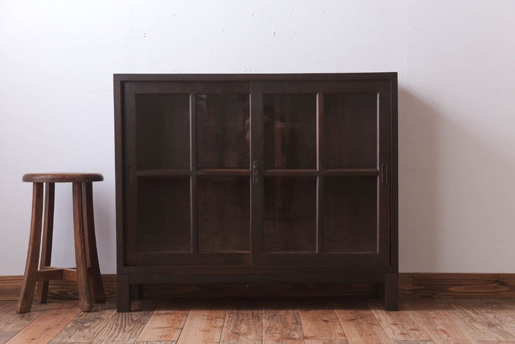 アンティーク家具　和製アンティーク　古いナラ材の小ぶりな脚付き収納棚