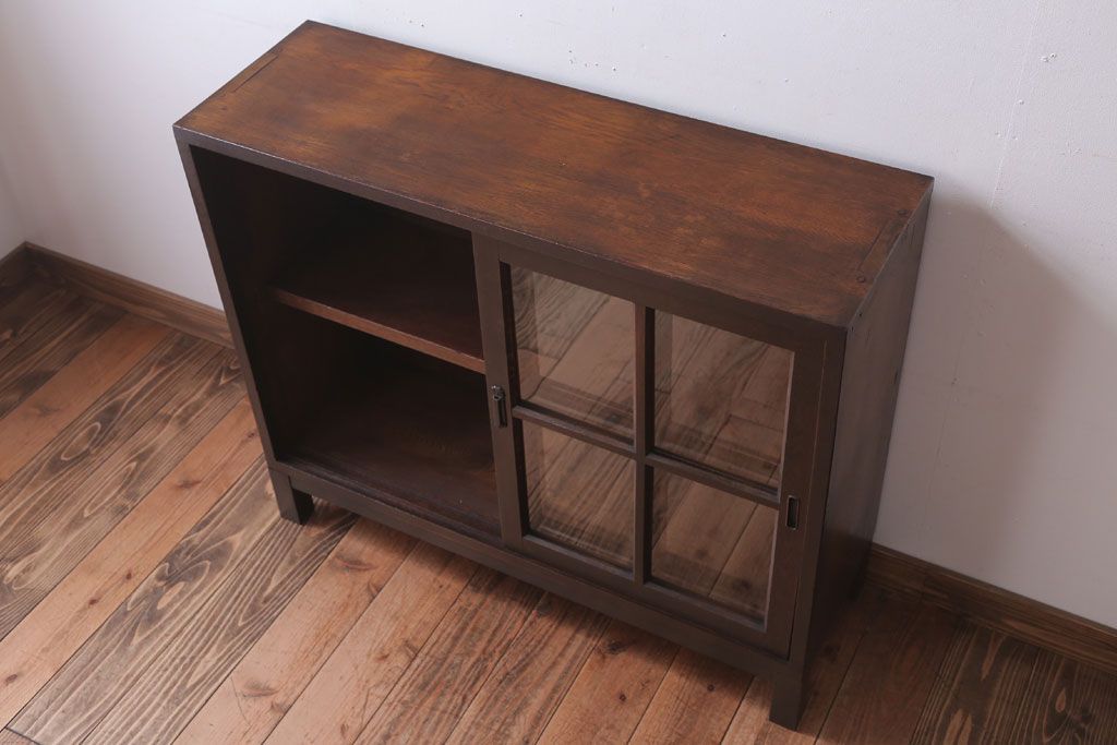 アンティーク家具　和製アンティーク　古いナラ材の小ぶりな脚付き収納棚