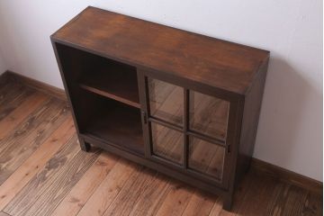 アンティーク家具　和製アンティーク　古いナラ材の小ぶりな脚付き収納棚