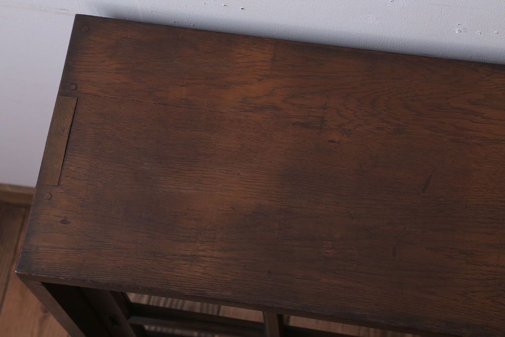 アンティーク家具　和製アンティーク　古いナラ材の小ぶりな脚付き収納棚