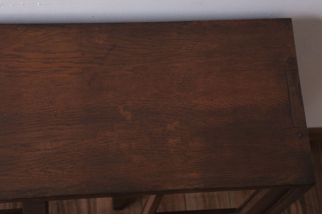 アンティーク家具　和製アンティーク　古いナラ材の小ぶりな脚付き収納棚