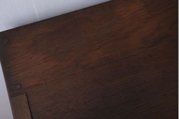 アンティーク家具　和製アンティーク　古いナラ材の小ぶりな脚付き収納棚