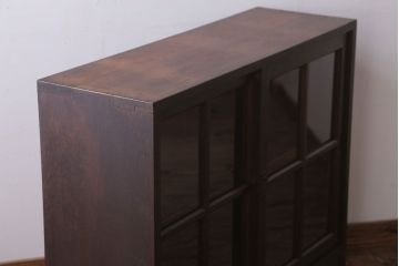 アンティーク家具　和製アンティーク　古いナラ材の小ぶりな脚付き収納棚