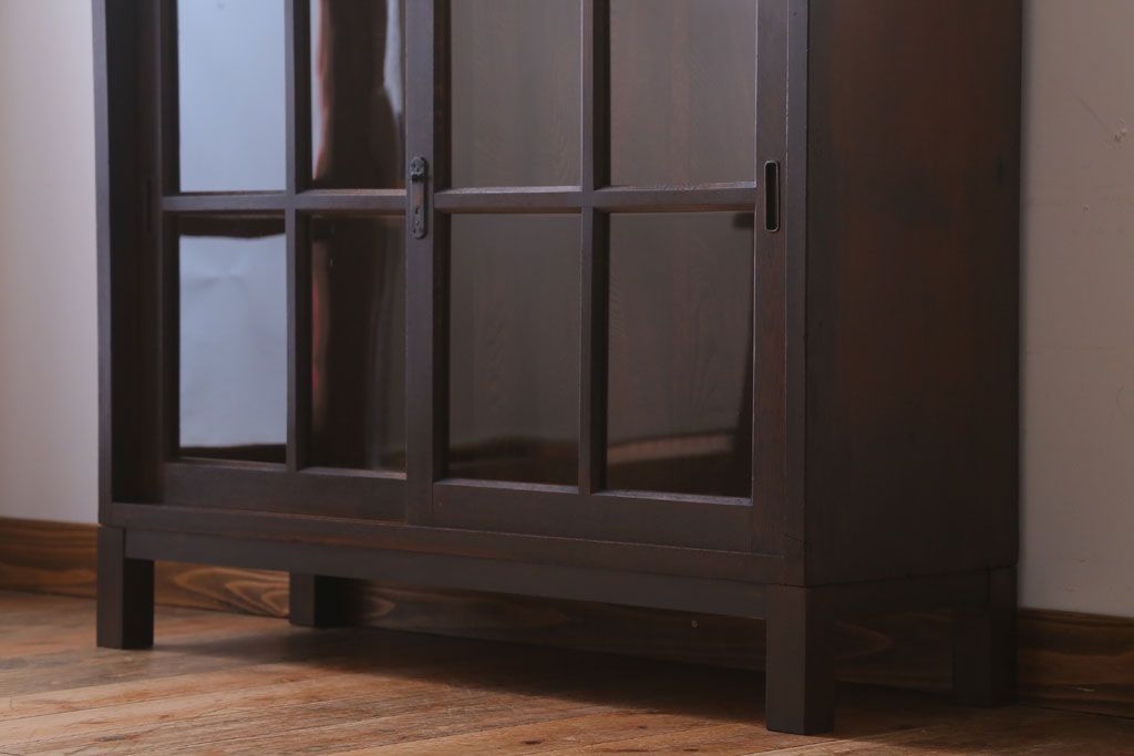 アンティーク家具　和製アンティーク　古いナラ材の小ぶりな脚付き収納棚