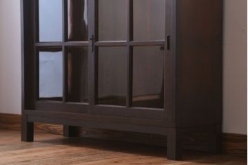 アンティーク家具　和製アンティーク　古いナラ材の小ぶりな脚付き収納棚