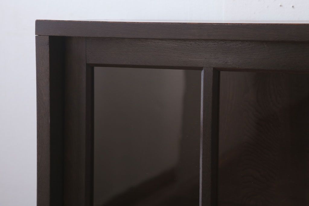 アンティーク家具　和製アンティーク　古いナラ材の小ぶりな脚付き収納棚