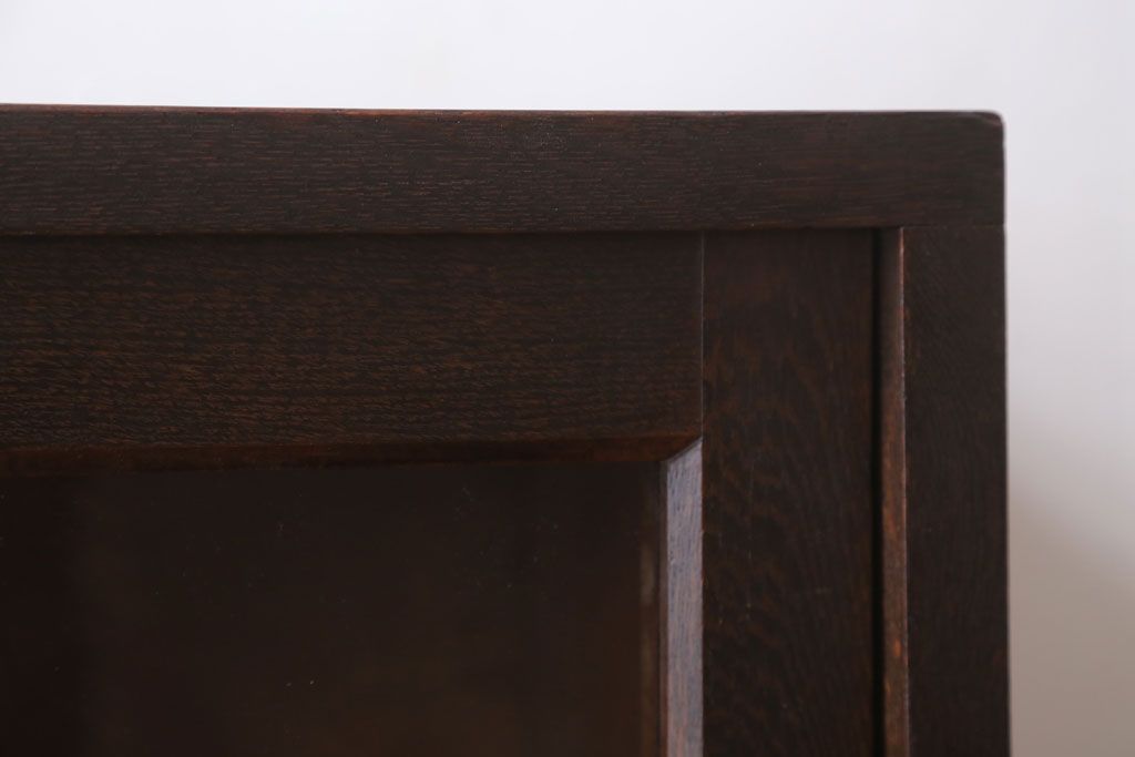 アンティーク家具　和製アンティーク　古いナラ材の小ぶりな脚付き収納棚