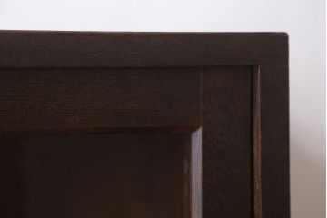 アンティーク家具　和製アンティーク　古いナラ材の小ぶりな脚付き収納棚