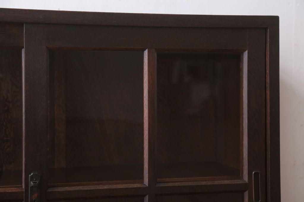 アンティーク家具　和製アンティーク　古いナラ材の小ぶりな脚付き収納棚