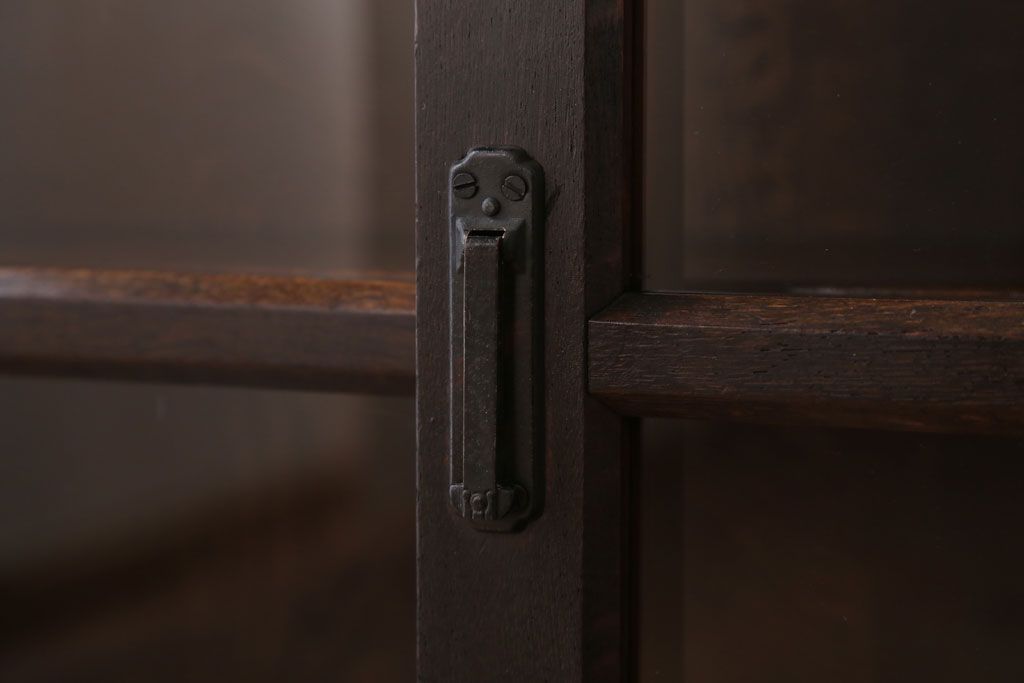 アンティーク家具　和製アンティーク　古いナラ材の小ぶりな脚付き収納棚