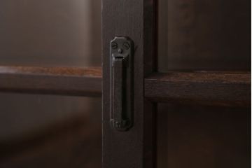 アンティーク家具　和製アンティーク　古いナラ材の小ぶりな脚付き収納棚