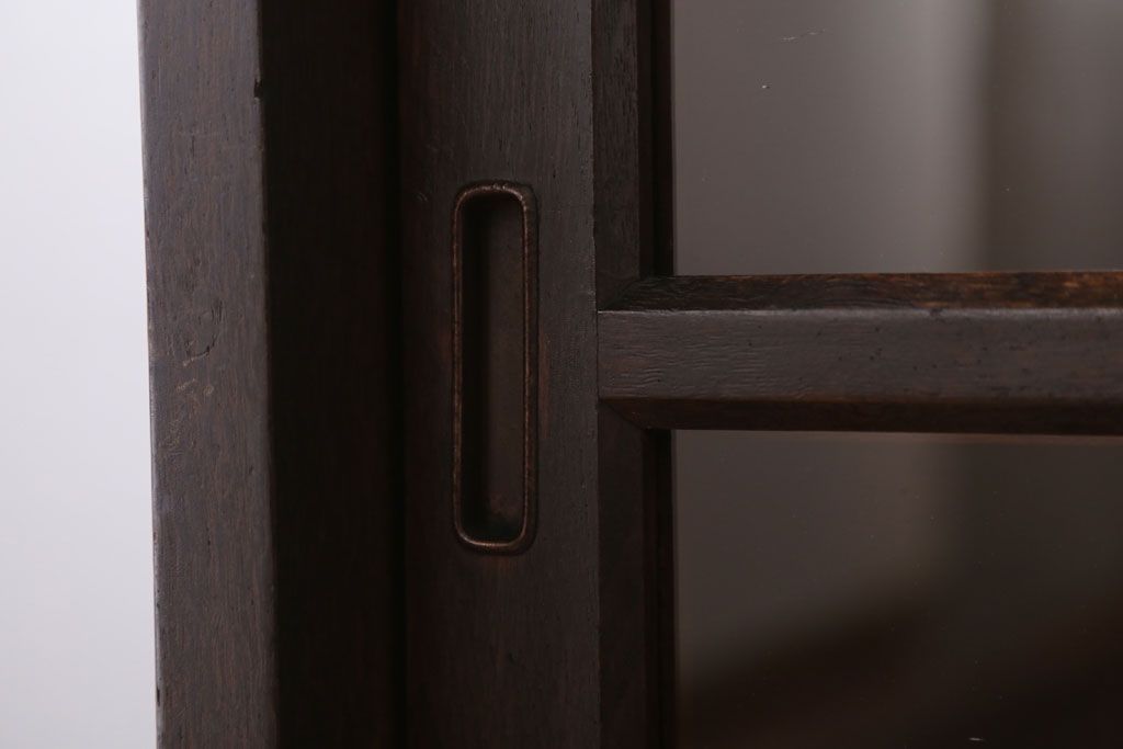 アンティーク家具　和製アンティーク　古いナラ材の小ぶりな脚付き収納棚