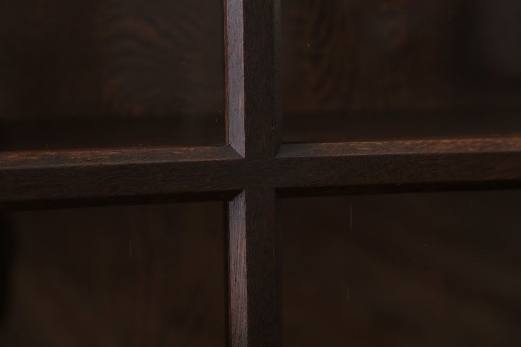 アンティーク家具　和製アンティーク　古いナラ材の小ぶりな脚付き収納棚