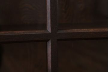 アンティーク家具　和製アンティーク　古いナラ材の小ぶりな脚付き収納棚