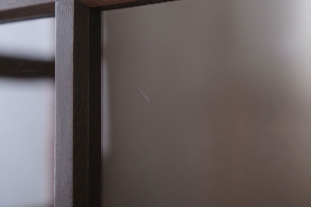 アンティーク家具　和製アンティーク　古いナラ材の小ぶりな脚付き収納棚