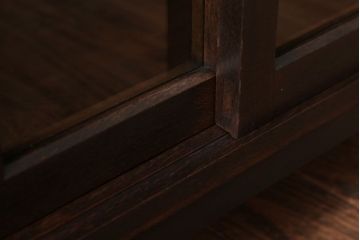 アンティーク家具　和製アンティーク　古いナラ材の小ぶりな脚付き収納棚