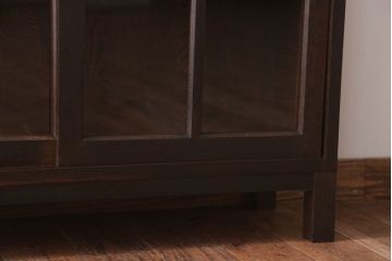 アンティーク家具　和製アンティーク　古いナラ材の小ぶりな脚付き収納棚