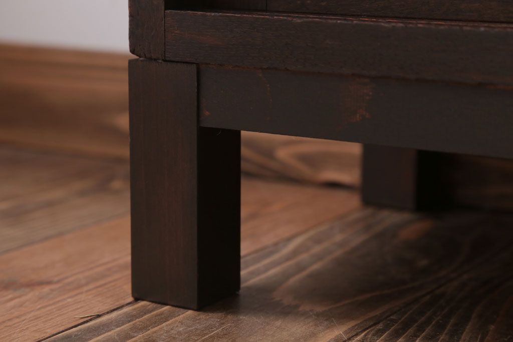 アンティーク家具　和製アンティーク　古いナラ材の小ぶりな脚付き収納棚