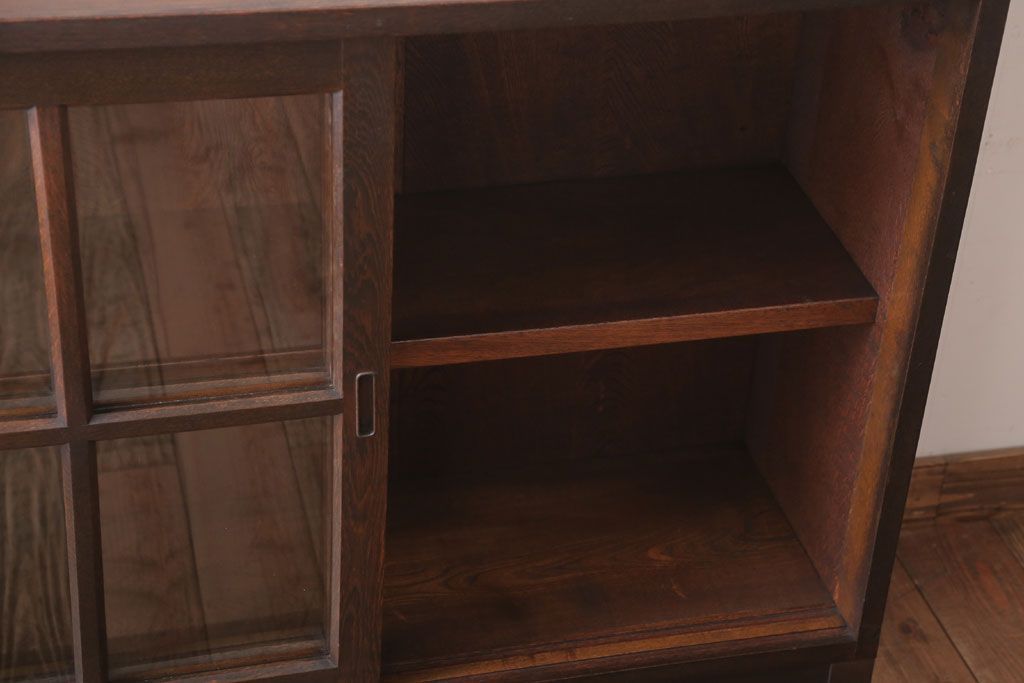 アンティーク家具　和製アンティーク　古いナラ材の小ぶりな脚付き収納棚