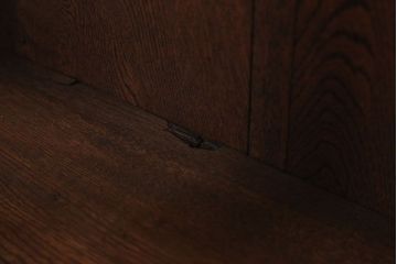 アンティーク家具　和製アンティーク　古いナラ材の小ぶりな脚付き収納棚
