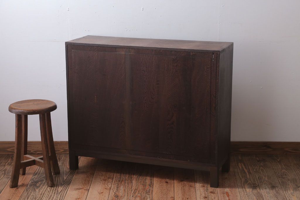 アンティーク家具　和製アンティーク　古いナラ材の小ぶりな脚付き収納棚