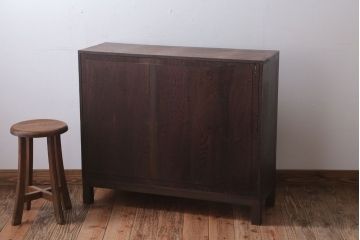 アンティーク家具　和製アンティーク　古いナラ材の小ぶりな脚付き収納棚