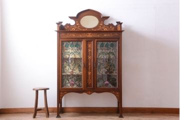 アンティーク家具　イギリスアンティーク　高級品!象嵌が美しいステンドグラス扉の脚付きブックケース(本箱・収納棚・ガラスケース)
