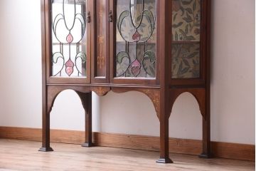 アンティーク家具　イギリスアンティーク　高級品!象嵌が美しいステンドグラス扉の脚付きブックケース(本箱・収納棚・ガラスケース)