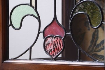 アンティーク家具　イギリスアンティーク　高級品!象嵌が美しいステンドグラス扉の脚付きブックケース(本箱・収納棚・ガラスケース)