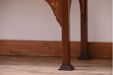 アンティーク家具　イギリスアンティーク　高級品!象嵌が美しいステンドグラス扉の脚付きブックケース(本箱・収納棚・ガラスケース)