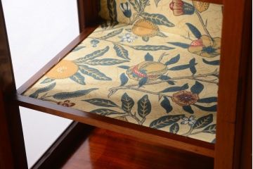 アンティーク家具　イギリスアンティーク　高級品!象嵌が美しいステンドグラス扉の脚付きブックケース(本箱・収納棚・ガラスケース)