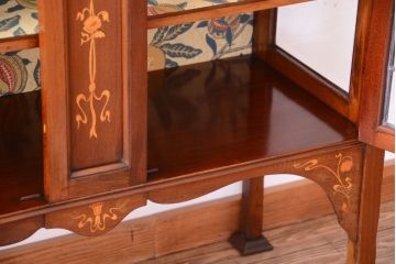 アンティーク家具　イギリスアンティーク　高級品!象嵌が美しいステンドグラス扉の脚付きブックケース(本箱・収納棚・ガラスケース)